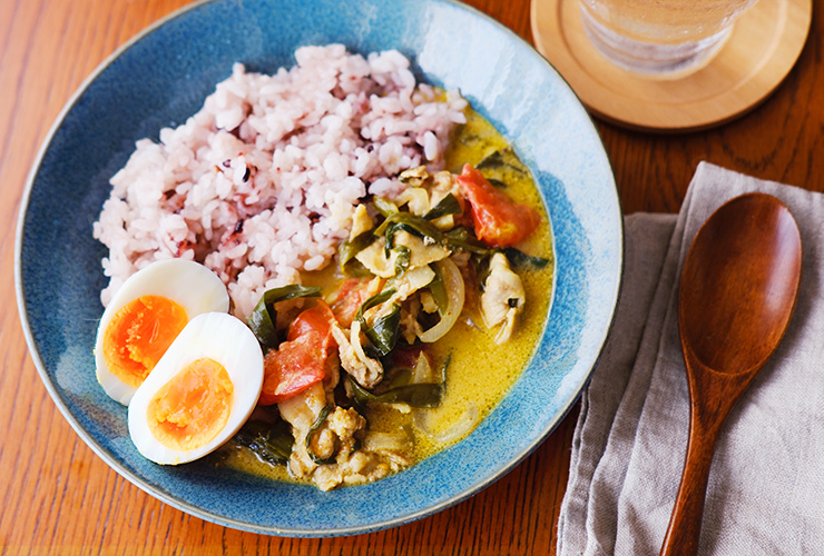 ニラのココナッツトマトカレー